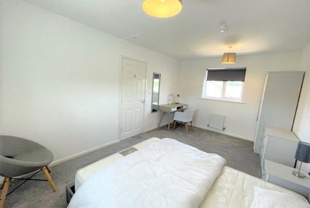 Room 1, 4, Oakworth Close, Telford photo 3