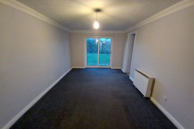 Flat to rent in Troutbeck Close, Slough