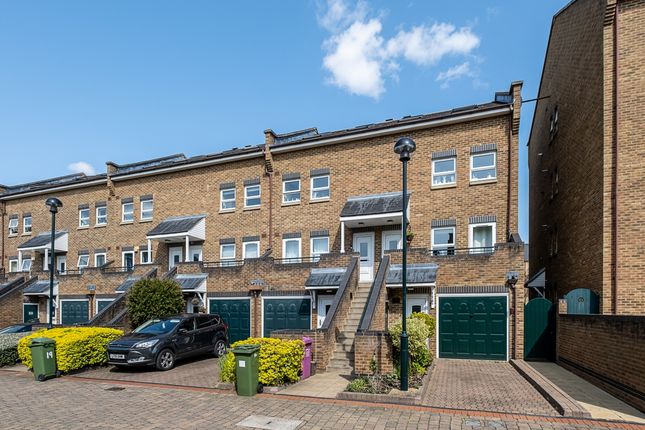 Schooner Close, London photo 4