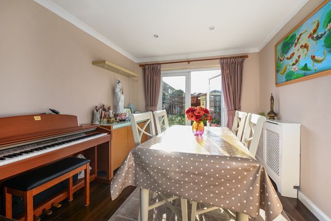 4, Shelley Walk, Yateley photo 3