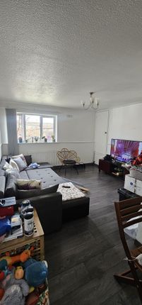 Flat to rent in Mandeville Road, Enfield
