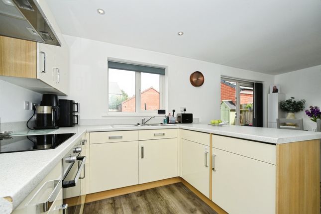 11, Wrag View, Swindon photo 4