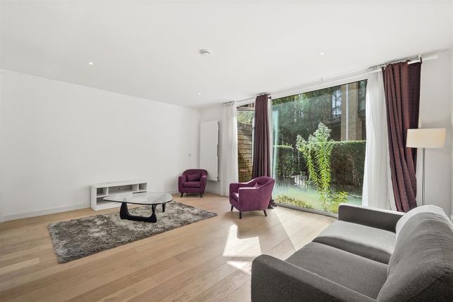 Town house for sale in Starboard Way, Royal Wharf