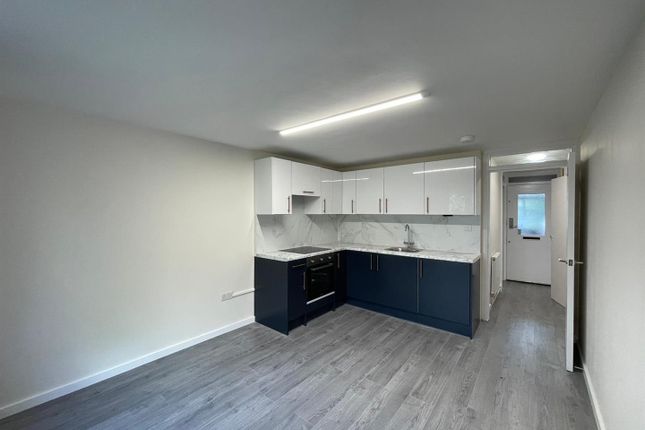 108, Slaithwaite Road, London photo 2