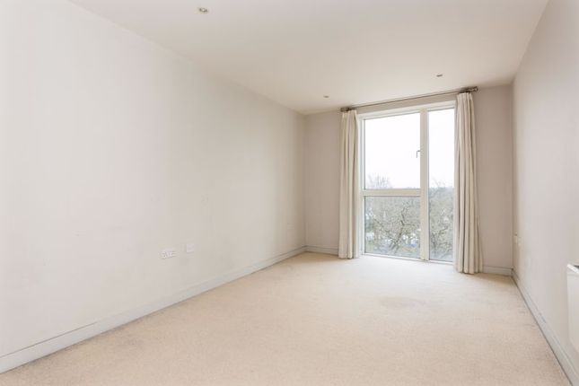 Flat to rent in The Heart, Walton-On-Thames
