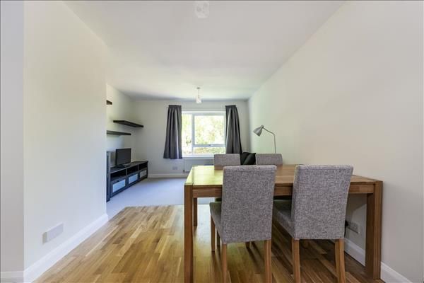 Pines Court, Southfields photo 4