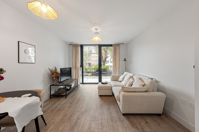 Flat 81, Willowbrook House, Coster Avenue, London photo 4