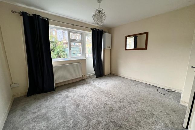 Flat for sale in Cambridge Road, Seven Kings, Ilford
