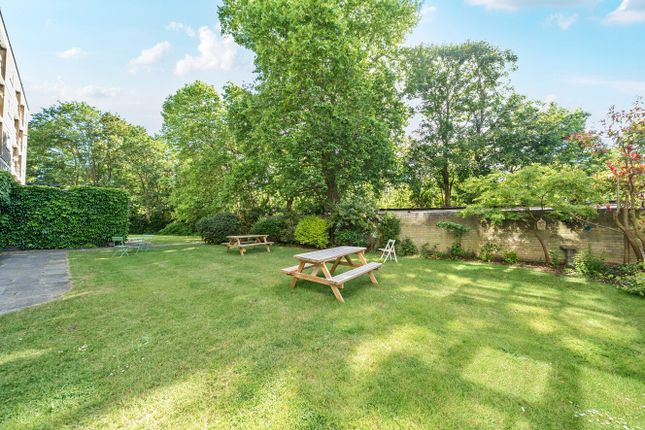 8 Westmore Court, 17-20, Carlton Drive, London photo 4