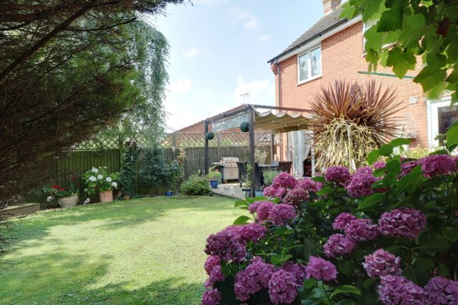 9, Millers Close, Bourne photo 2