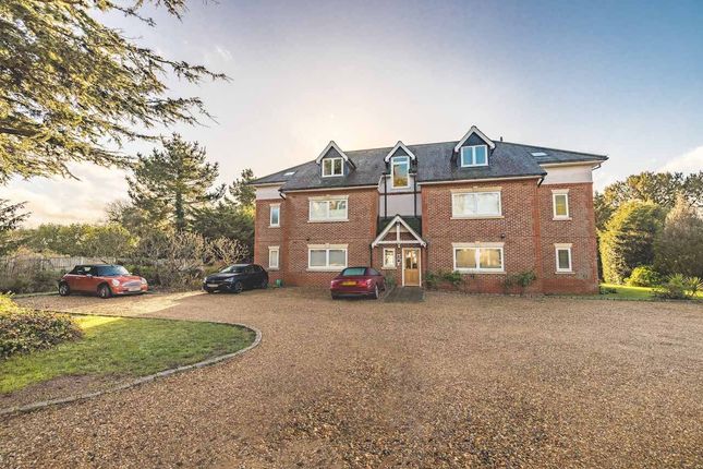 2-bed flat on Cedar Court, Lawn Close, Datchet, £350,000