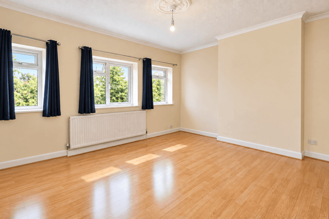 39 Highmead Crescent, Wembley photo 3