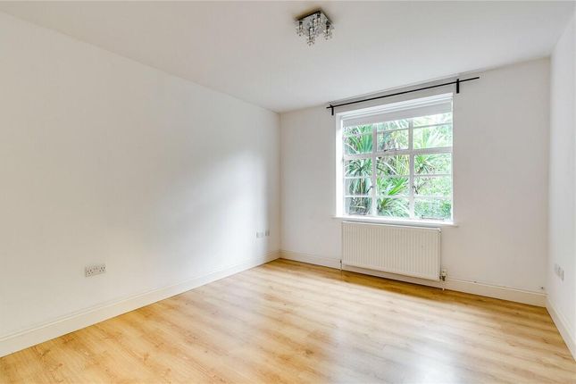 Flat to rent in Brookland Rise, London