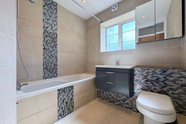 Flat 2, Grosvenor Court Hale Lane, London photo 4