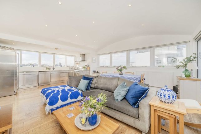 Thumbnail Flat for sale in Lavender Hill, London