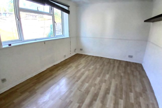3, 73, Earlsbrook Road, Redhill photo 4