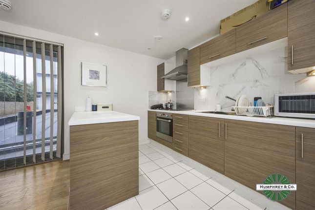 Thumbnail Flat to rent in Waterside Way, London