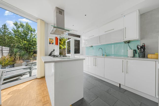 12, Templemere, Surrey photo 3