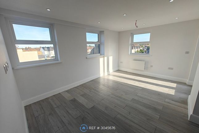 Flat, A Queens Road, New Malden photo 2