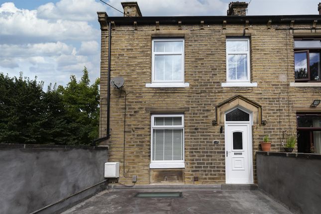 End terrace house to rent in Woodhead Road, Huddersfield