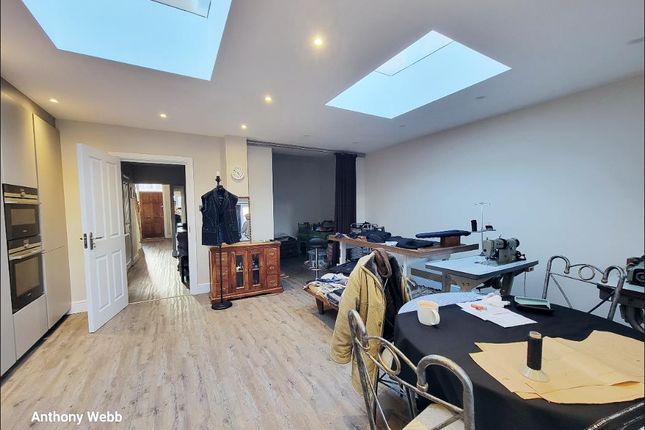 9, Hedge Lane, London photo 4