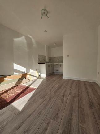 Studio to rent in Mitchley Avenue, South Croydon