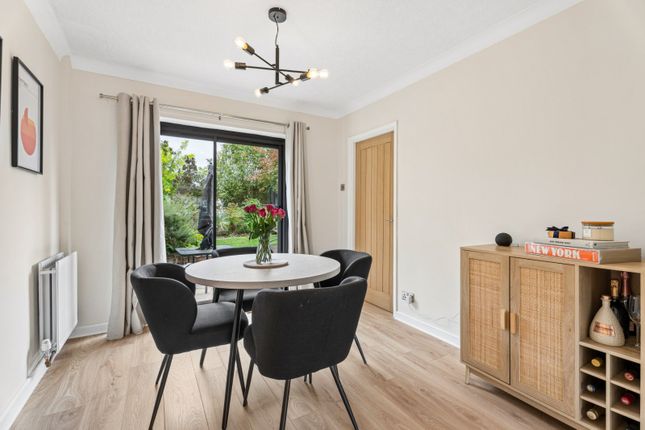 Iona, 25, Laurel Road, Buckinghamshire photo 4
