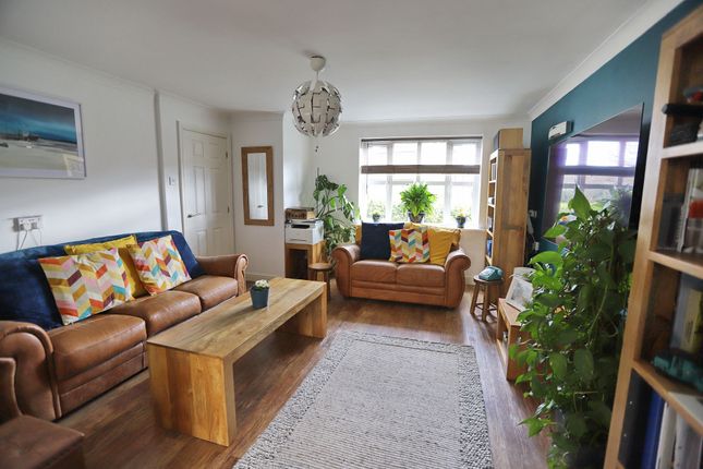 19 Parkside Close, Manchester photo 4