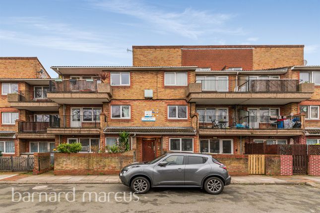 Flat for sale in Staveley Close, London