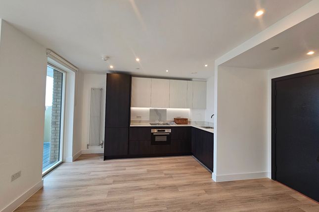 Flat to rent in Heartwood Boulevard, Acton, London
