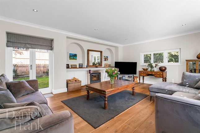 3 The Little Goldings, Clays Lane, Loughton photo 3