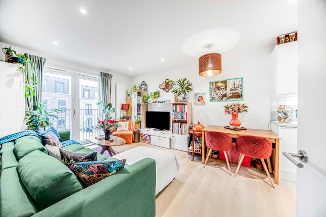 Flat for sale in Apple Tree Road, London