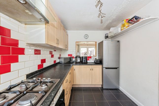 6, Moore Close, Addlestone photo 4