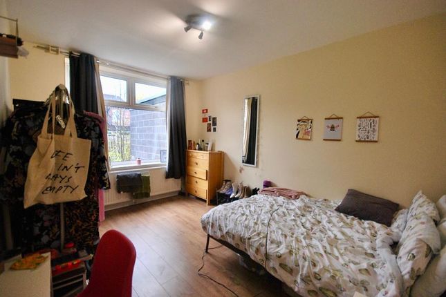 16, Lees hall Crescent, Manchester photo 5