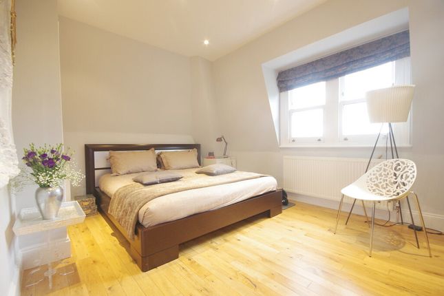 Flat for sale in Crescent Wood Road, London