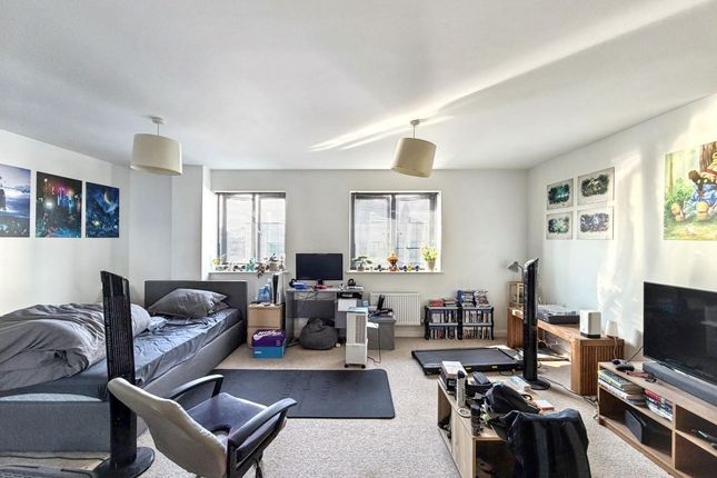 Flat 27 Hemingford Court, Gartlet Road, Watford, Hertfordshire, WD17 2AQ photo 4
