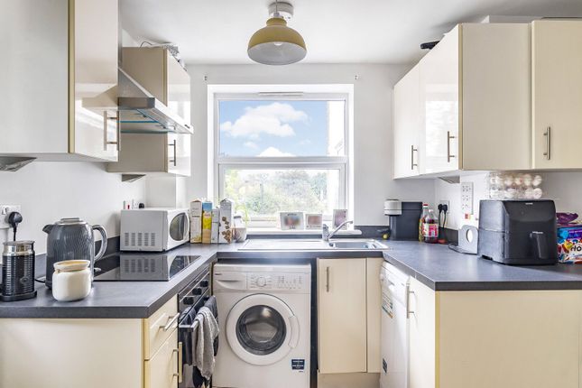 Flat 3 Century House, 23, Rosemount Avenue, West Byfleet photo 3