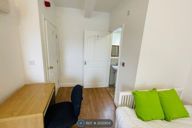 Flat to rent in Manchester Road, Huddersfield