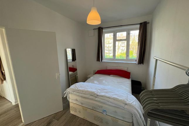 Flat 14, Cheshunt House, Mortimer Crescent, London photo 3