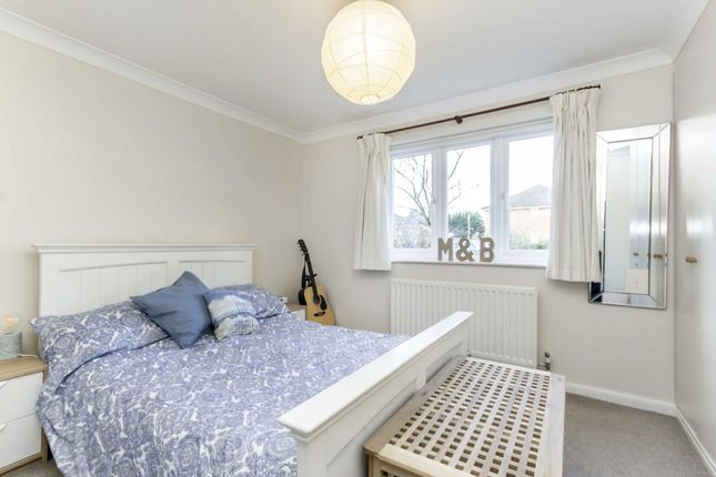 21, Yeend Close, West Molesey photo 4