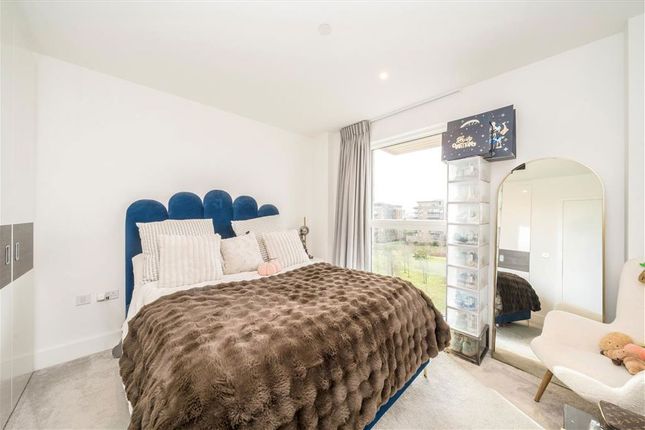Flat 404, Larkin House, 307, Kidbrooke Park Road, London photo 3