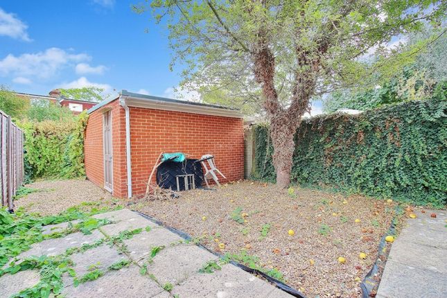 104 Woodland Gardens, Isleworth photo 4