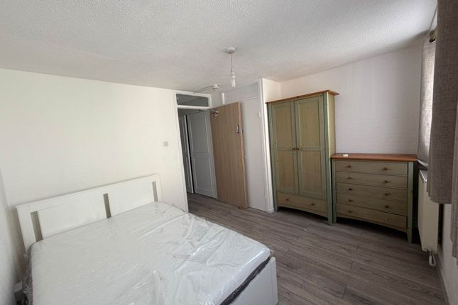 6, Kemps Drive, Saltwell Lane, London photo 5