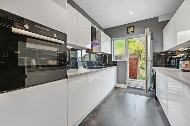 134, St. Dunstans Avenue, London photo 3