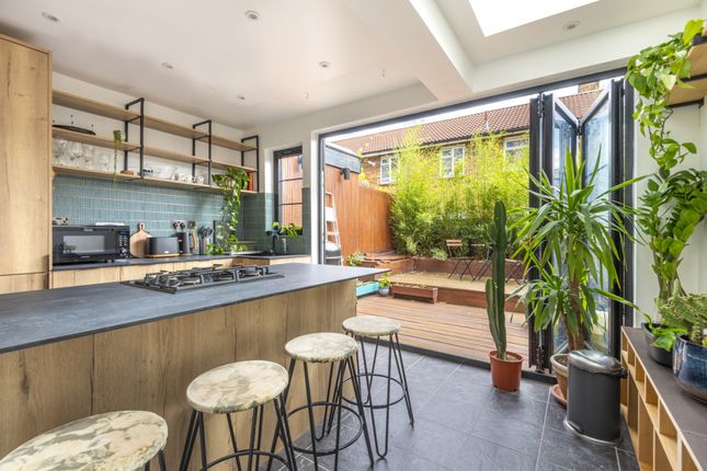 Thumbnail Terraced house to rent in Station Crescent, London N15.