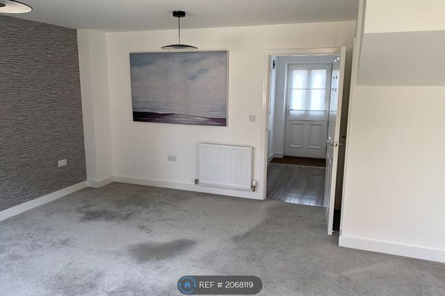 Semi-detached house to rent in Warwick Avenue, Bedford