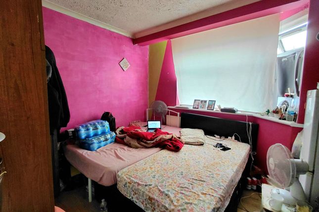 11, Waye Avenue, Hounslow photo 5
