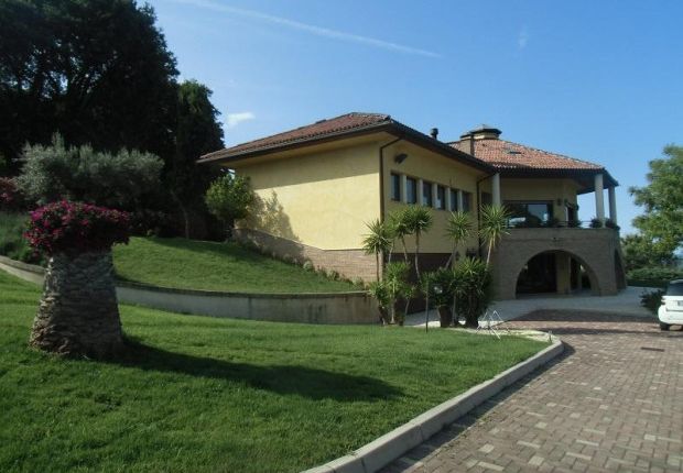 Thumbnail Villa for sale in Abruzzo, Chieti, Francavilla Al Mare