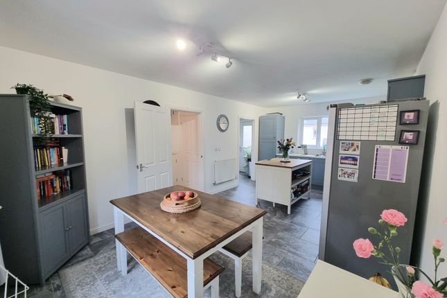 17 Rhodfa'r Celyn, Bridgend photo 3