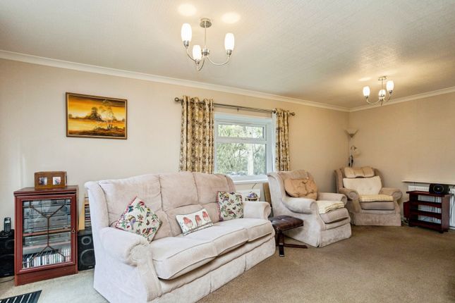 6, Blackbird Hill, Turners Hill photo 3